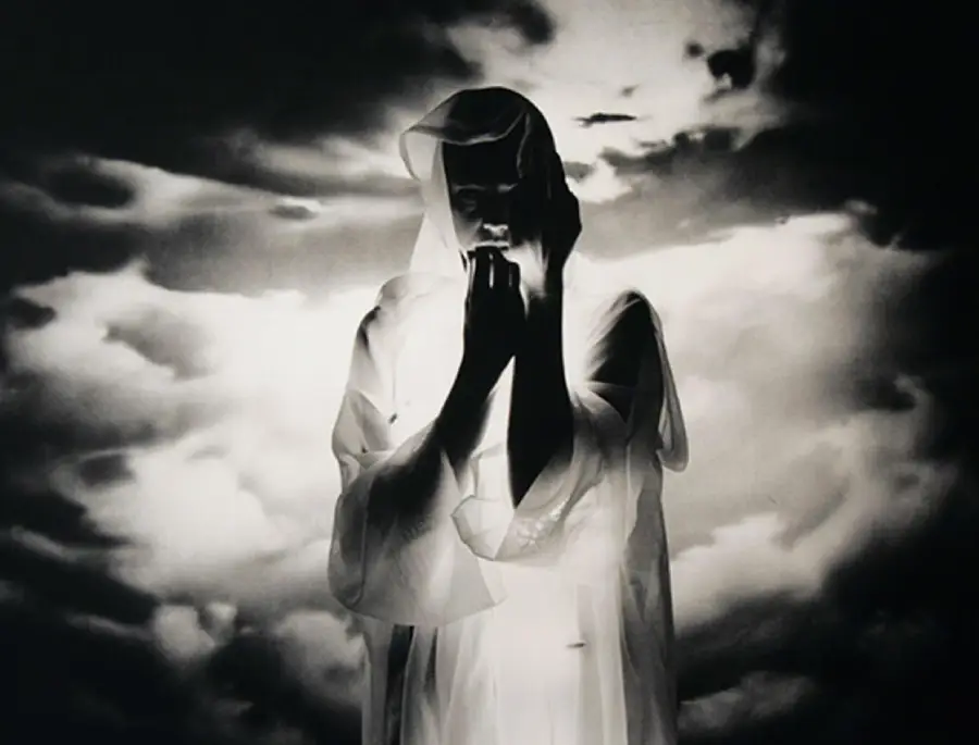 Femme-en-priere-de-lombre